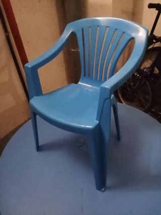Mesa IKEA con dos sillas