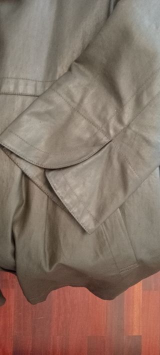 Gabardina  encerada en color marrón, gris oscuro