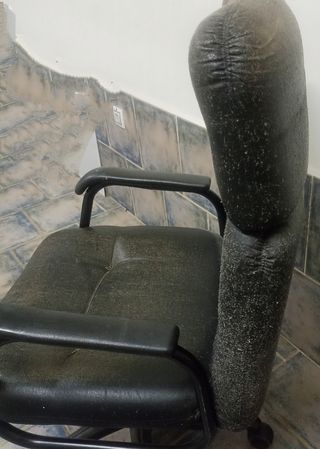 Mueble para entrada en madera maciza color nogal.