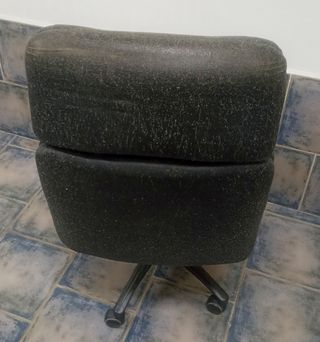 Mueble para entrada en madera maciza color nogal.