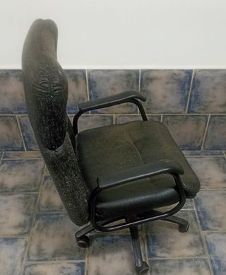 Mueble para entrada en madera maciza color nogal.