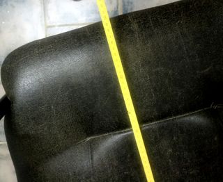 Mueble para entrada en madera maciza color nogal.