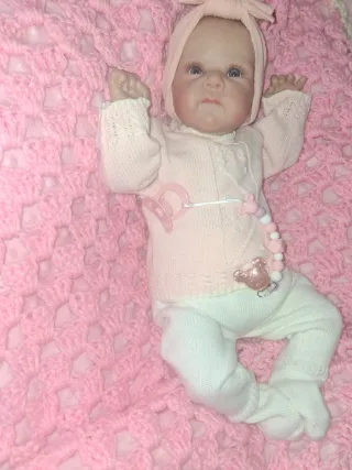 Bebe reborn de vinilo con cuerpo de tela