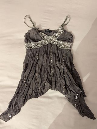 Top verde de tirantes con lentejuelas