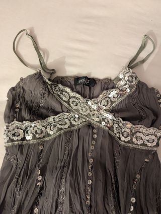 Top verde de tirantes con lentejuelas