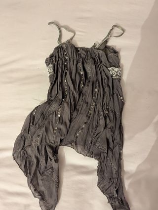 Top verde de tirantes con lentejuelas