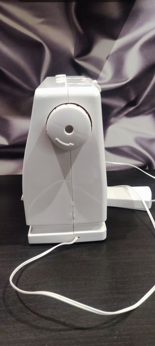 Maquina de coser de juguete como nueva
