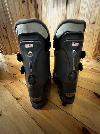 Esquís y botas de esquiar niño