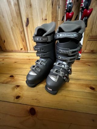 Esquís y botas de esquiar niño