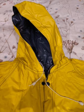 Chubasquero amarillo
