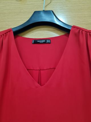 Camisa roja cuello pico