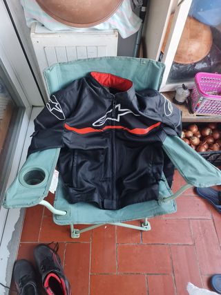 Chaqueta y zapatos de moto