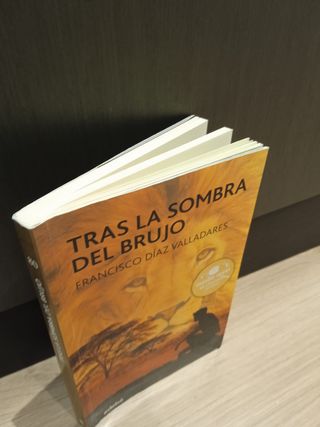 Tras la sombra del brujo.Premio Edebé Literatura.