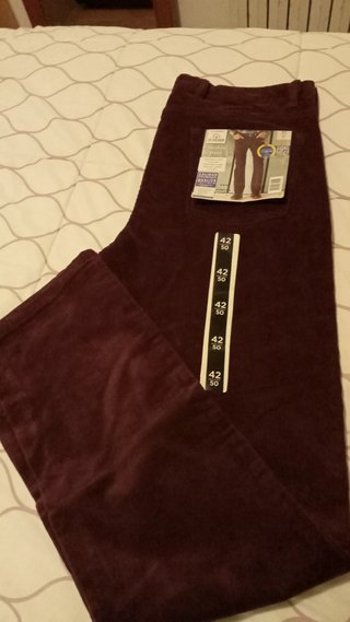 Pantalón pana hombre color Burdeos.