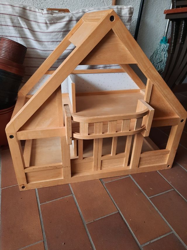 Casa muñecas madera preciosa. Como nueva.
