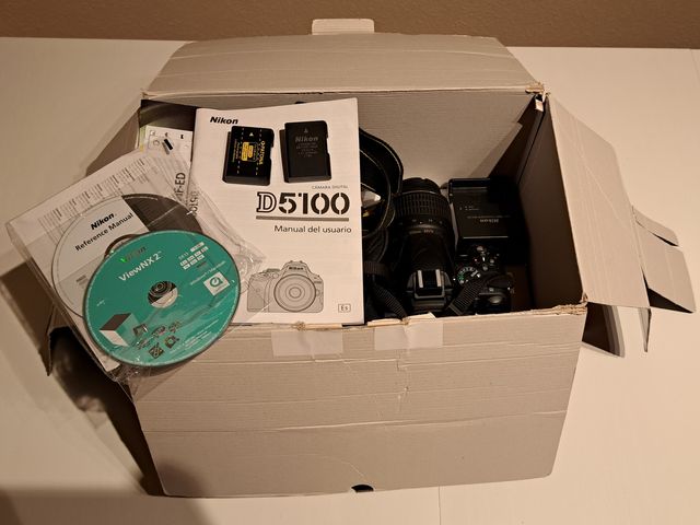 Nikon D5100 kit con objetivos de 18-55 y 55-200 mm