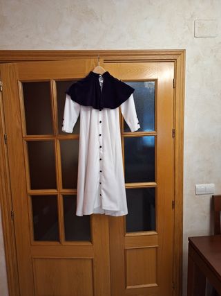 Tunica Blanca con esclavina morada