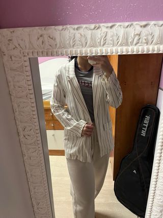 Blazer blanca con rayas.