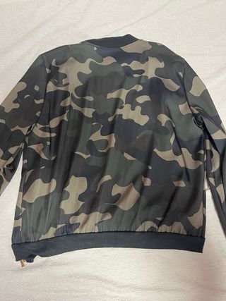Chaqueta bomber estampado militar