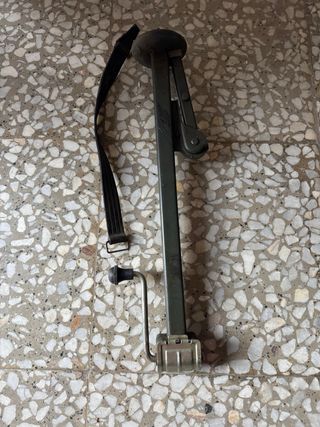 Gato elevador antiguo SEAT 124