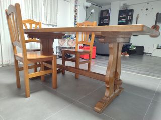 Mesa de sidreria y tres sillas