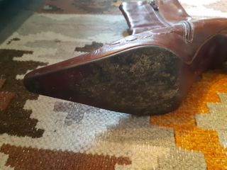Botas de piel y tacón fino de media caña 