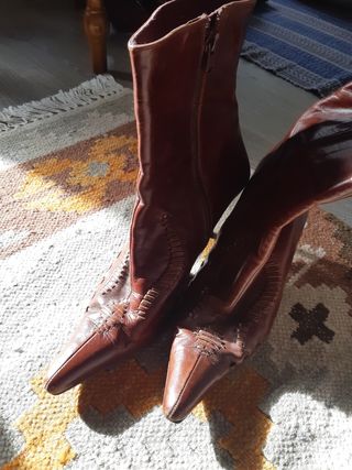 Botas de piel y tacón fino de media caña 