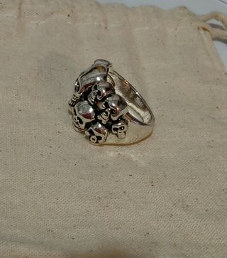 Anillo gótico múltiples calaveras