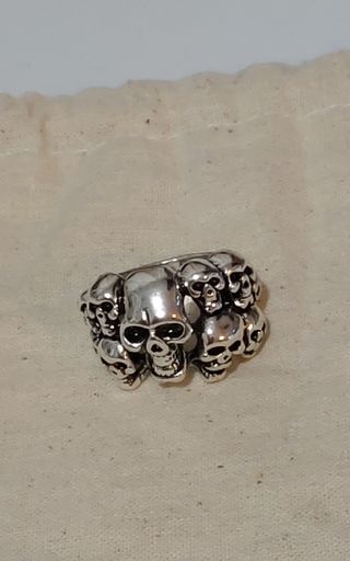 Anillo gótico múltiples calaveras