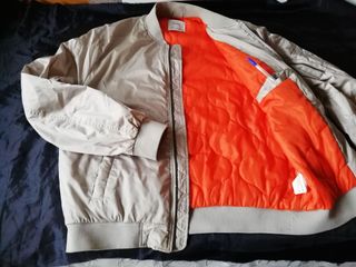 Cazadora BOMBER Bershka AVIADOR plateada.
