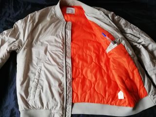 Cazadora BOMBER Bershka AVIADOR plateada.