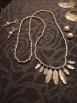 amuleto collar hojas y plumas