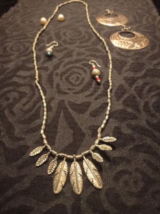 amuleto collar hojas y plumas