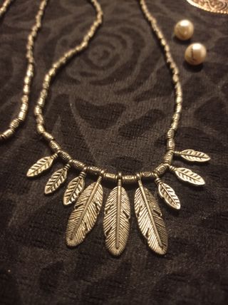 amuleto collar hojas y plumas