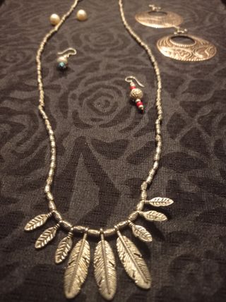 amuleto collar hojas y plumas