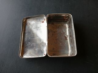 Caja de metal vintage 