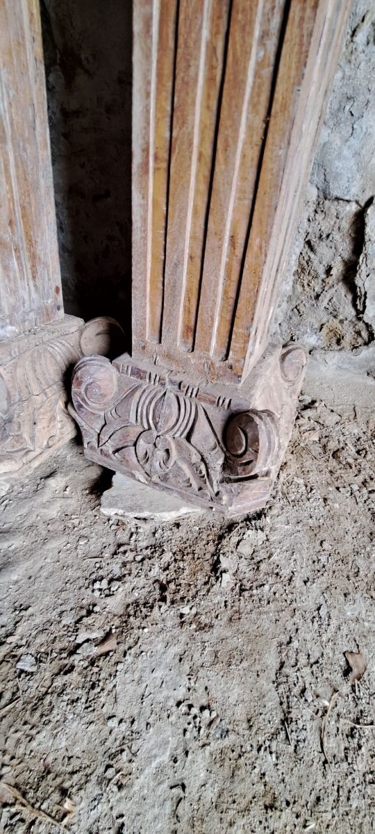 Columna madera tallada