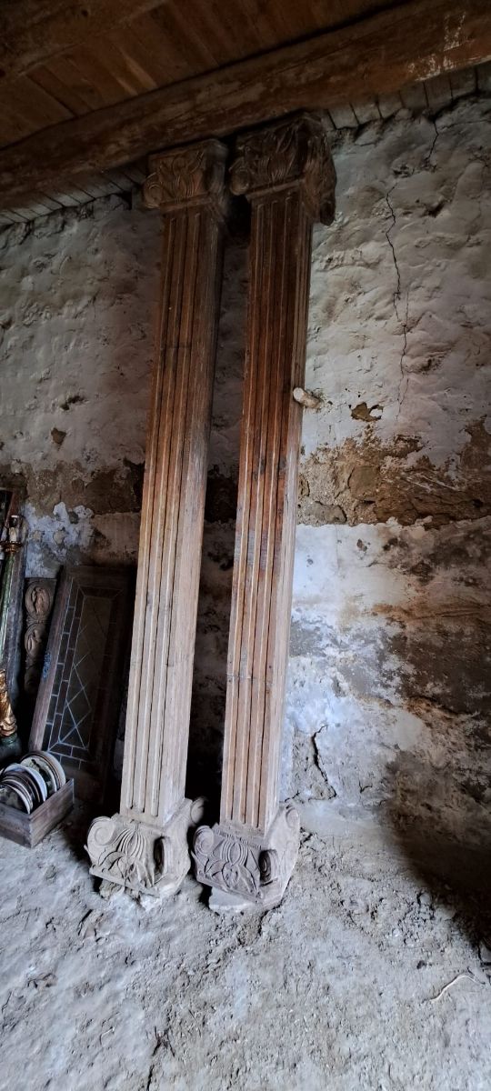 Columna madera tallada