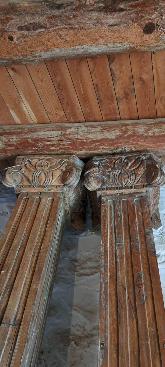 Columna madera tallada