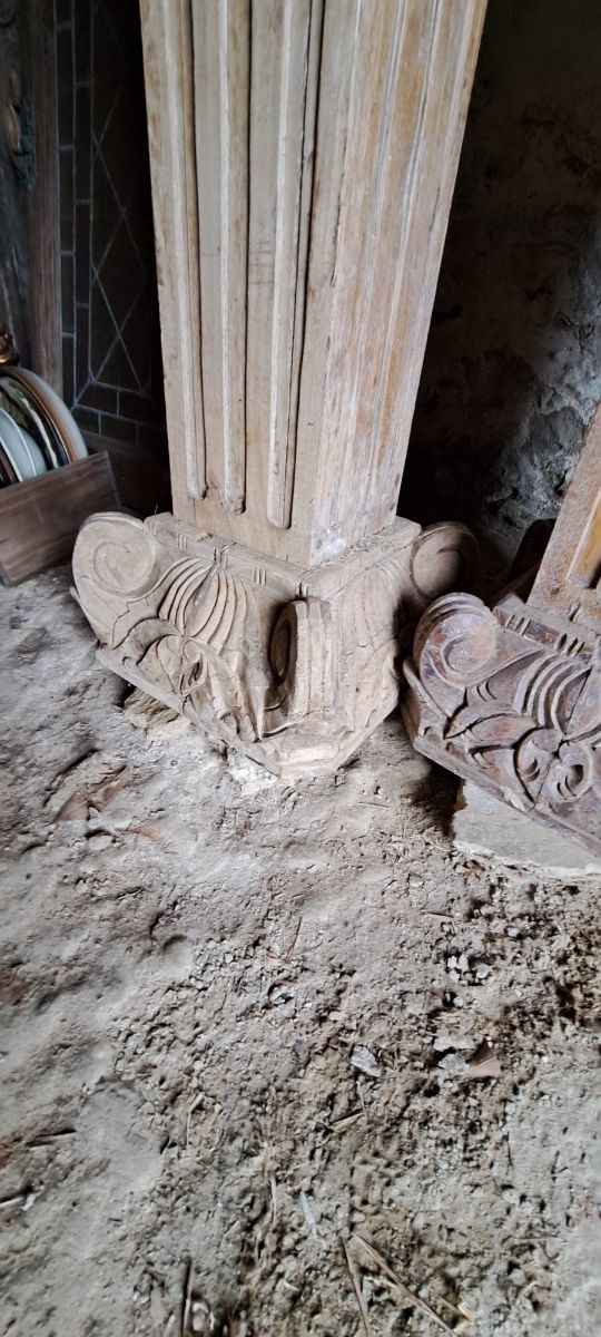 Columna madera tallada