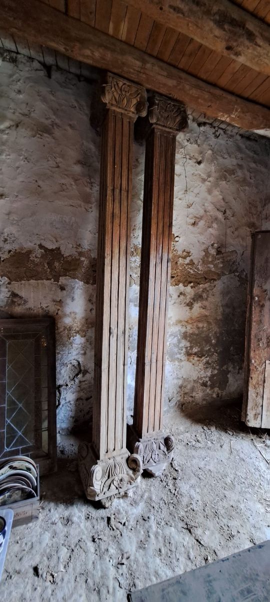 Columna madera tallada