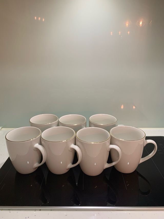 Elegantes tazas de porcelana con hilo dorado