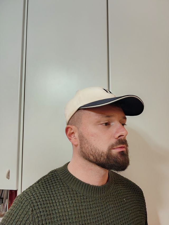 Cappellino bianco e blu scuro