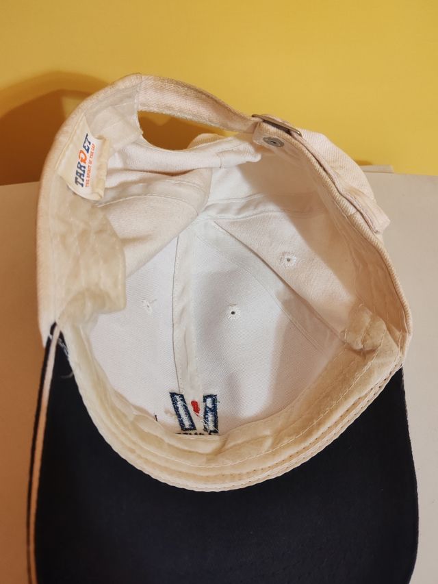 Cappellino bianco e blu scuro