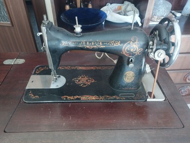 Maquina de coser antigua