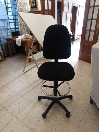 Mesa y silla de dibujo tecnico