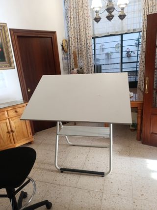 Mesa y silla de dibujo tecnico