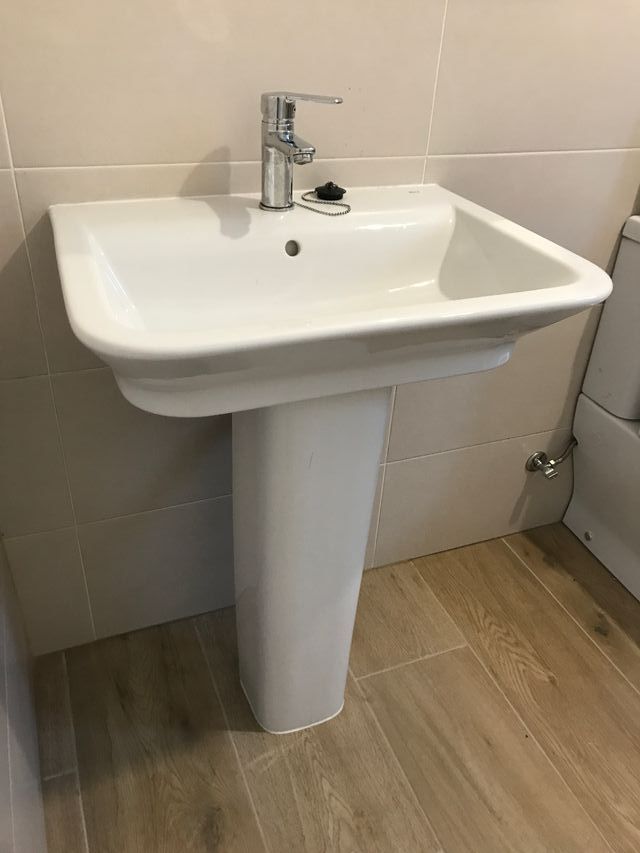 Lavabo con pedestal porcelana blanco Roca The Gap