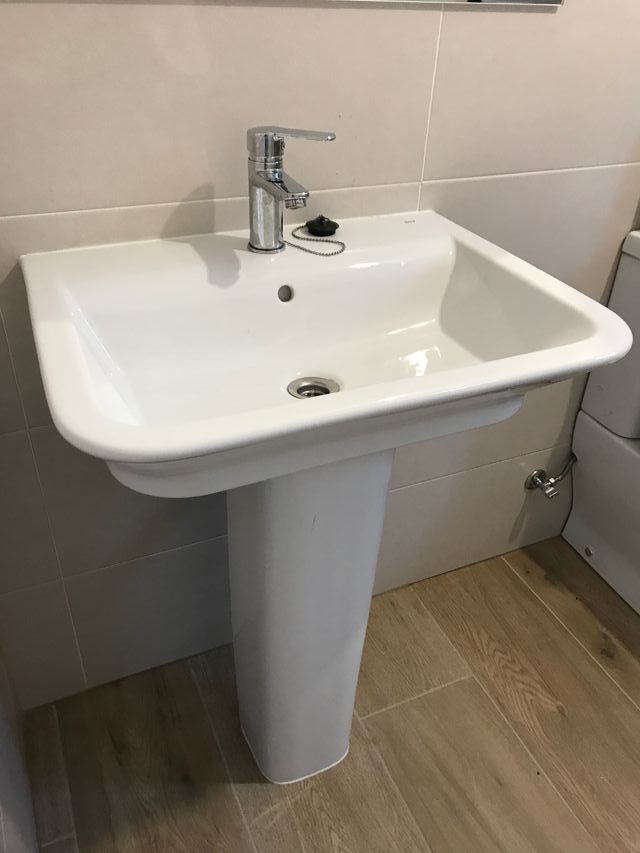 Lavabo con pedestal porcelana blanco Roca The Gap