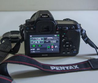 PENTAX K3 con OBJETIVO, FLASH y 3 BATERIAS